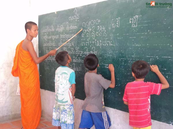 Bước[-]vào[-]hè,[-]các[-]trẻ[-]em[-]dân[-]tộc[-]Khmer[-]ở[-]huyện[-]Tri[-]Tôn[-](An[-]Giang)[-]đến[-]các[-]nhà[-]chùa[-]học[-]chữ[-]Khmer.